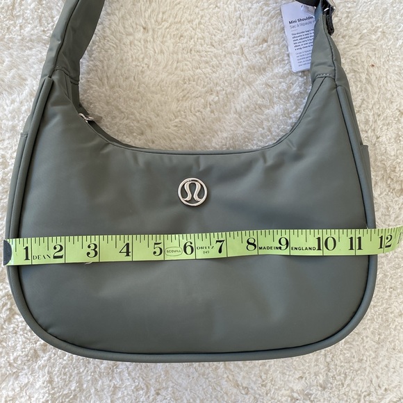 ❤️ Lululemon Mini Shoulder Bag 4L Grey Sage NWT - Picture 4 of 16
